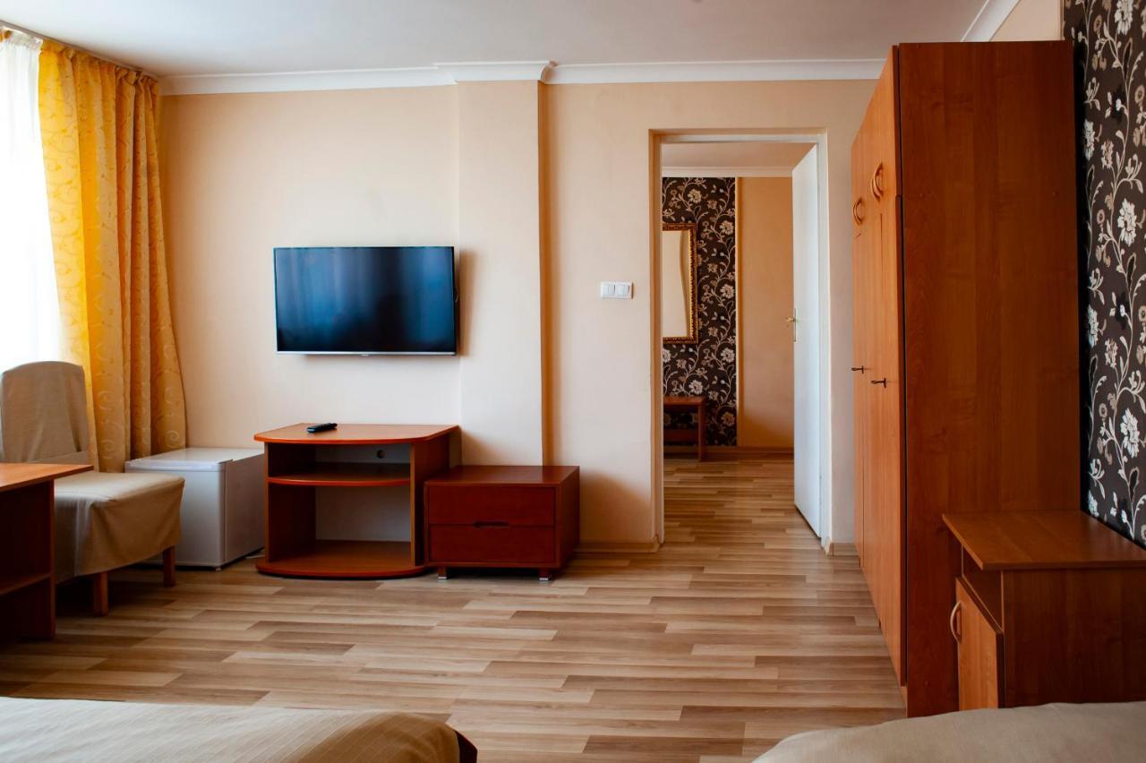 Hotel Livia Wolomin Exterior photo